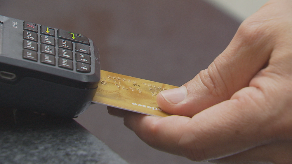 Renda de 35% dos brasileiros é insuficiente para pagar as próprias contas, diz SPC